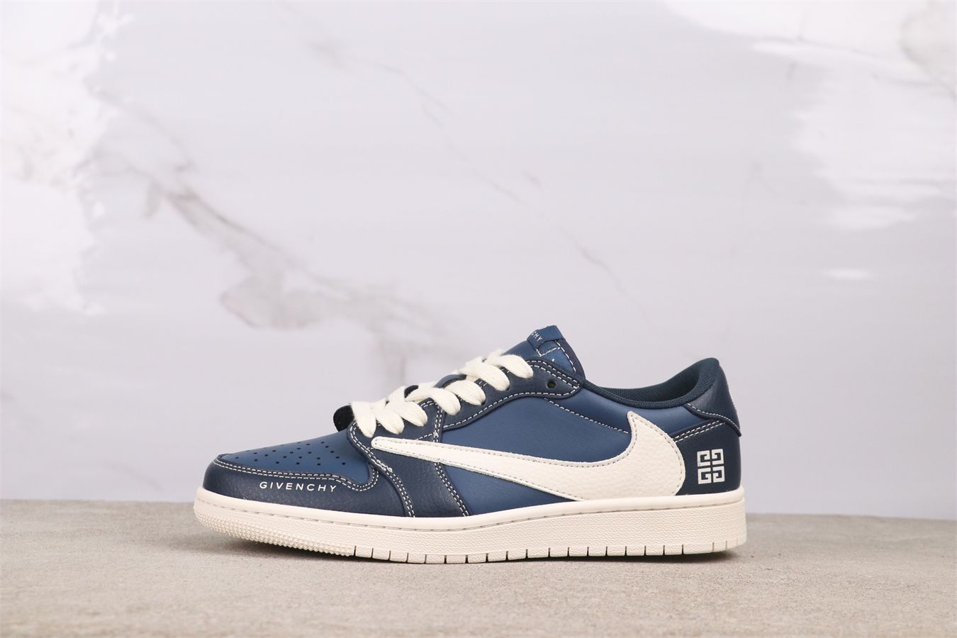 【今日特価】Air Jordan / エア ジョーダン AJ1 ホワイトダークブルー リバースハーフ QY0568-962