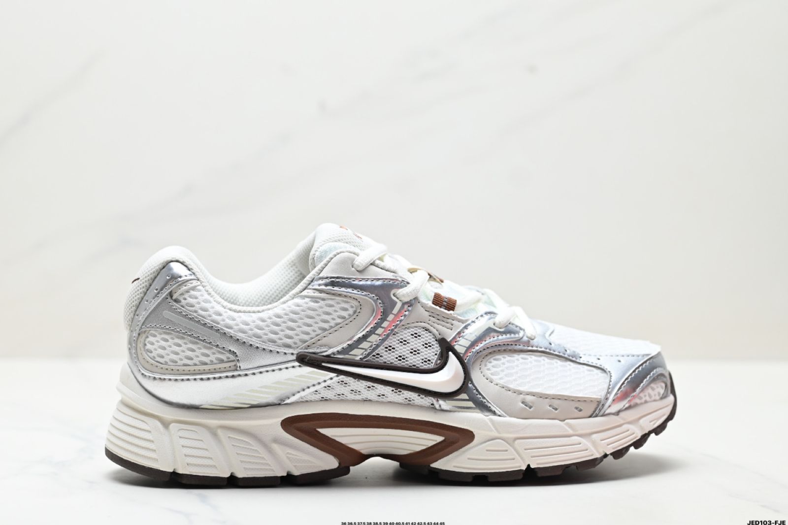Nike V5 RNR、ナイキ 快適でユニバーサルな滑り止め性能があり、摩耗に強いロートップカジュアルシューズ 13,500円