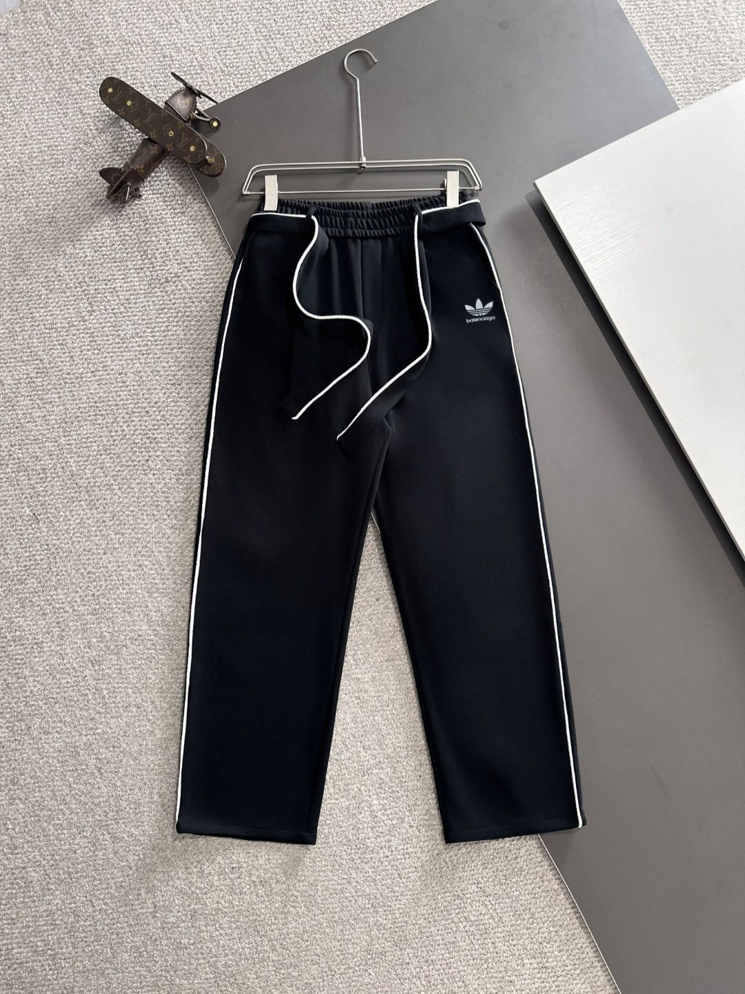 【今日特価】Balenciaga 2025 コラボ クロップドパンツ