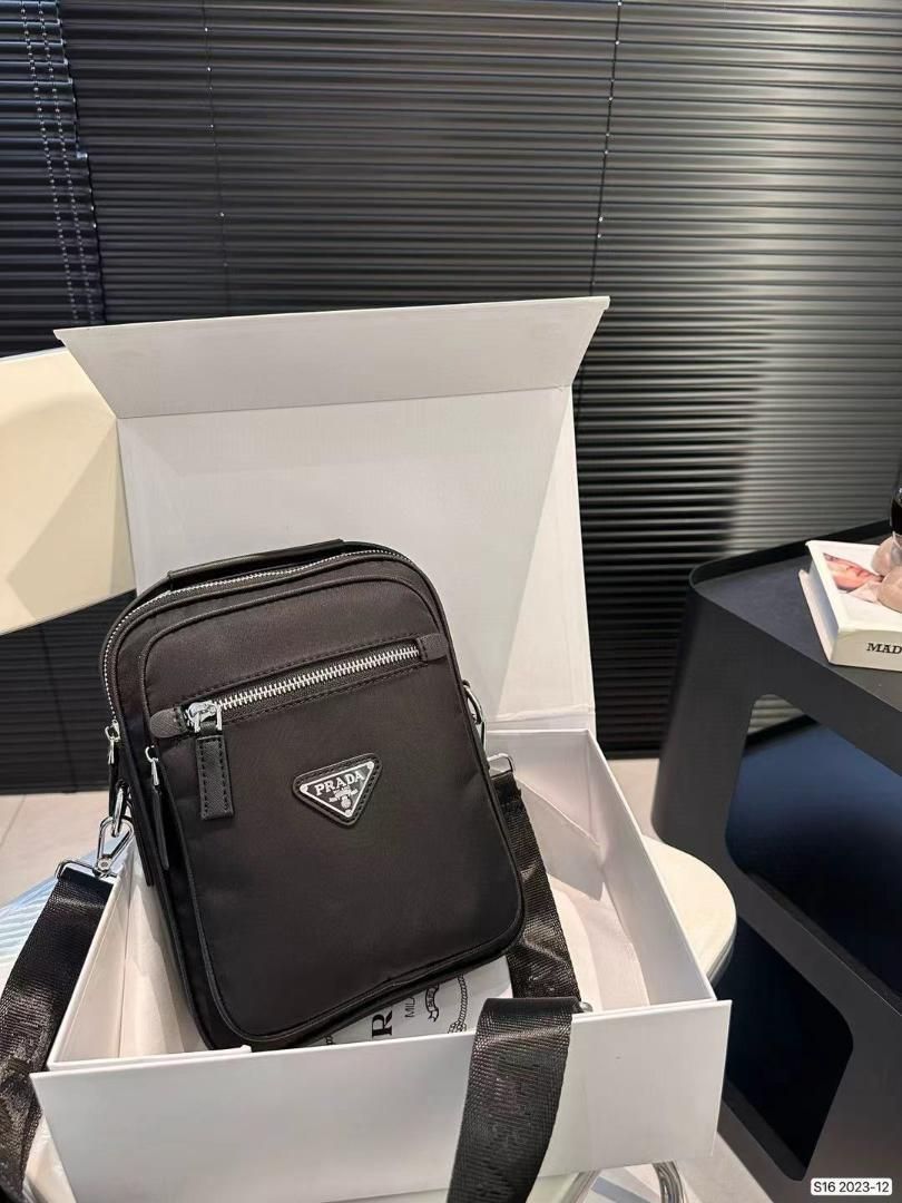 新品未使用 PRADA プラダ 三角 ショルダーバッグ