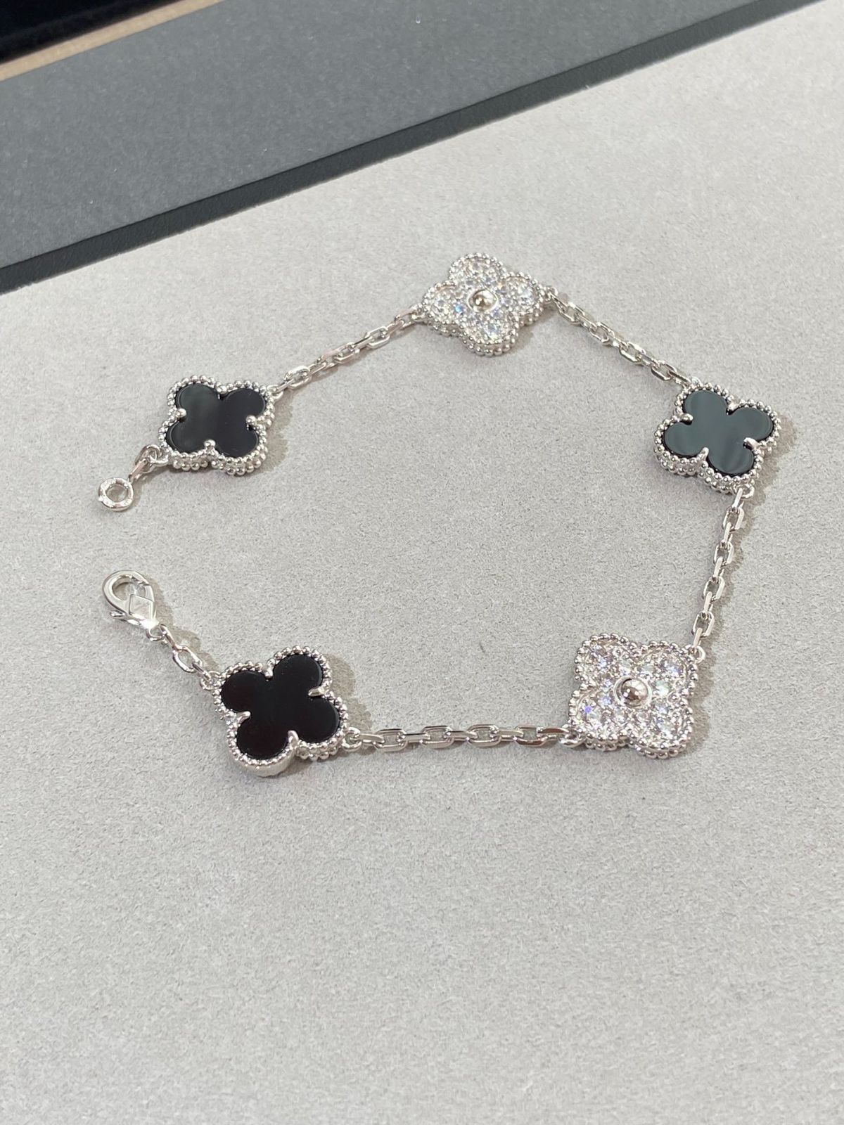 [Van Cleef & Arpels] ヴァン クリーフ＆アーペル 四つ葉のクローバー ブラックカルセドニー スペーサー ダイヤモンド ファイブフラワー ブレスレット｜本日限定特価｜新品未使用-MM輸入1