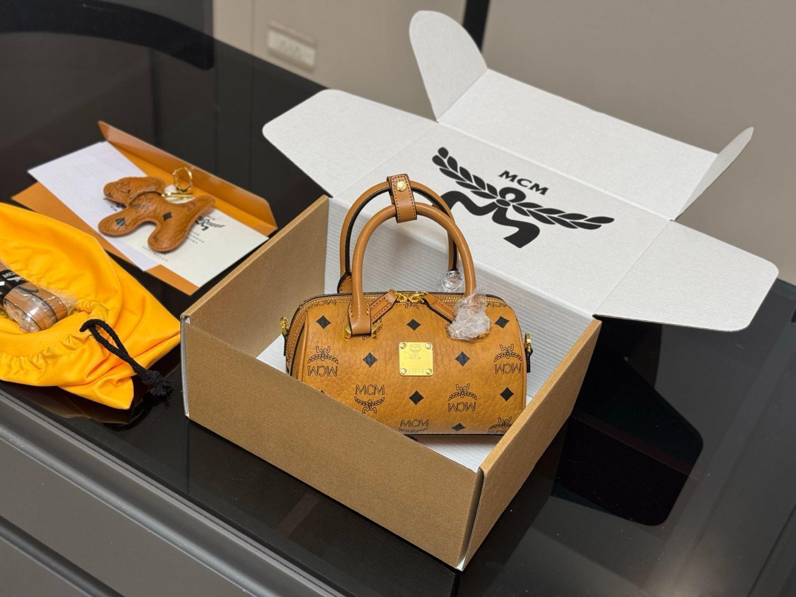 【今日特価】MCM Mini Boston Pillow Bag メシューエム ミニ ボストン ピローバッグ