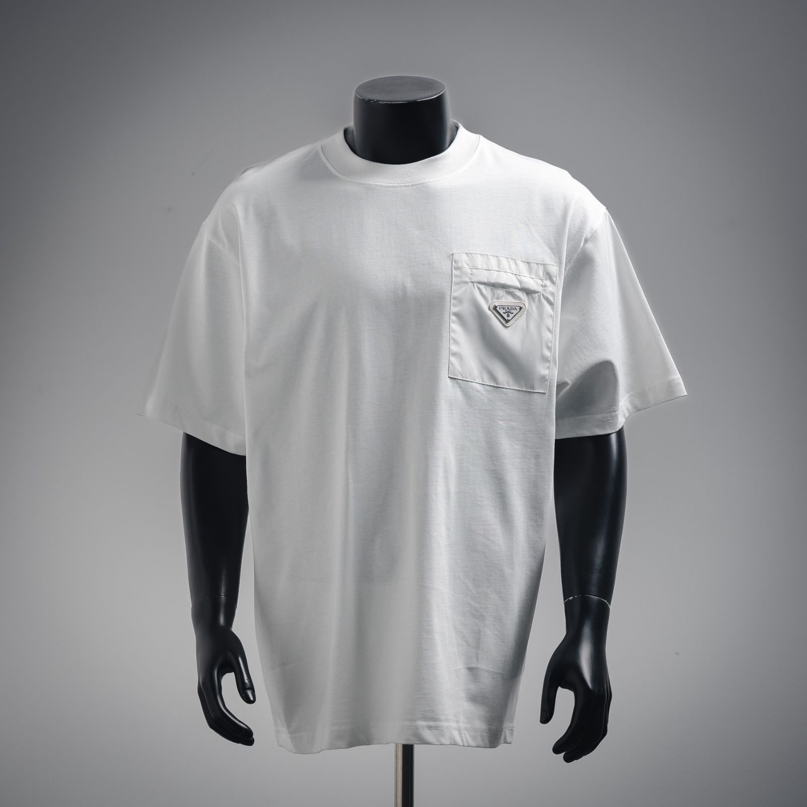 【今日特価】Prada 25ss ポケット鉄牌ロゴ T シャツ