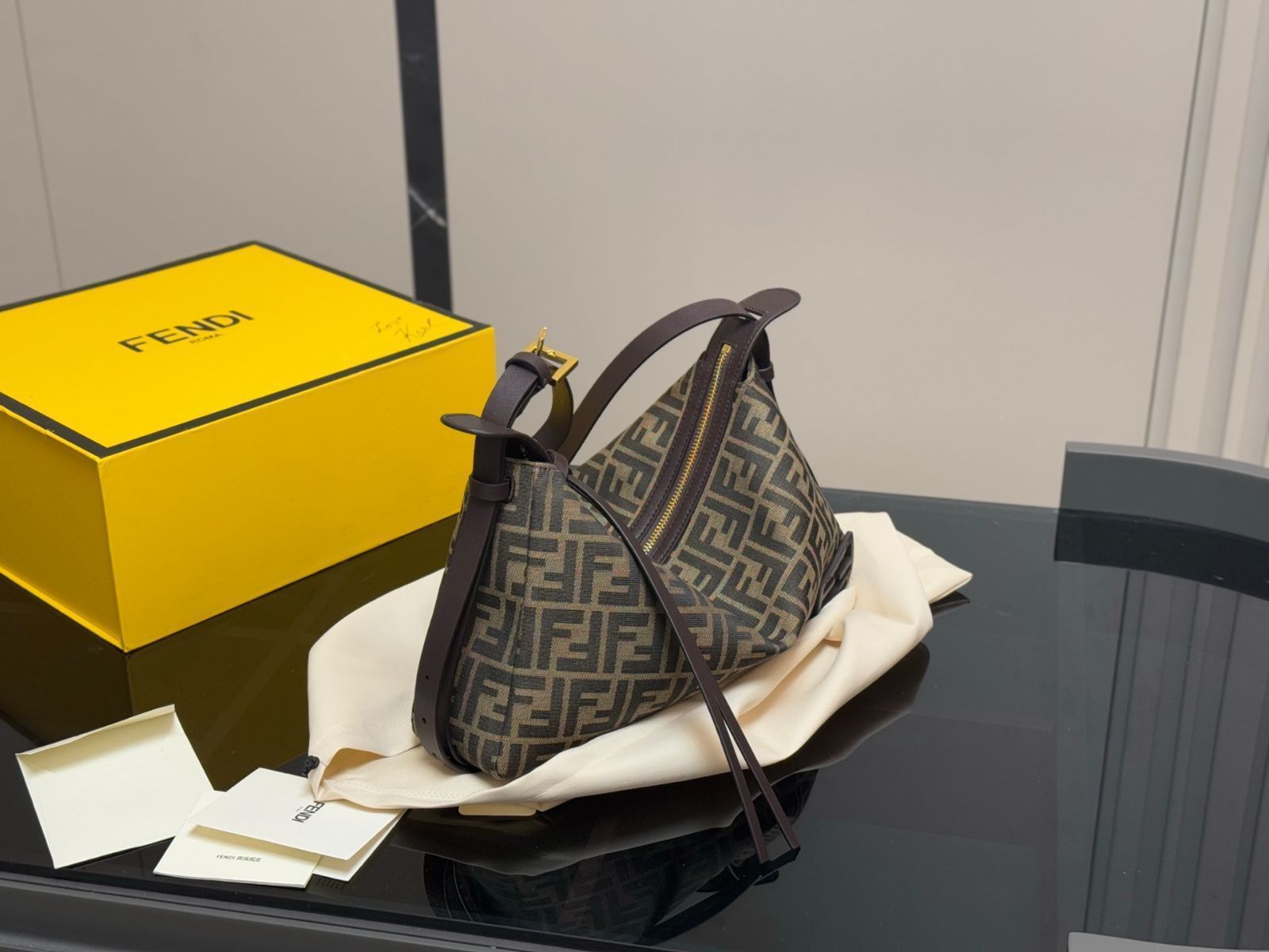 【今日特価】Fendi ホボバッグ 送料無料 今の在庫はお得な価格です