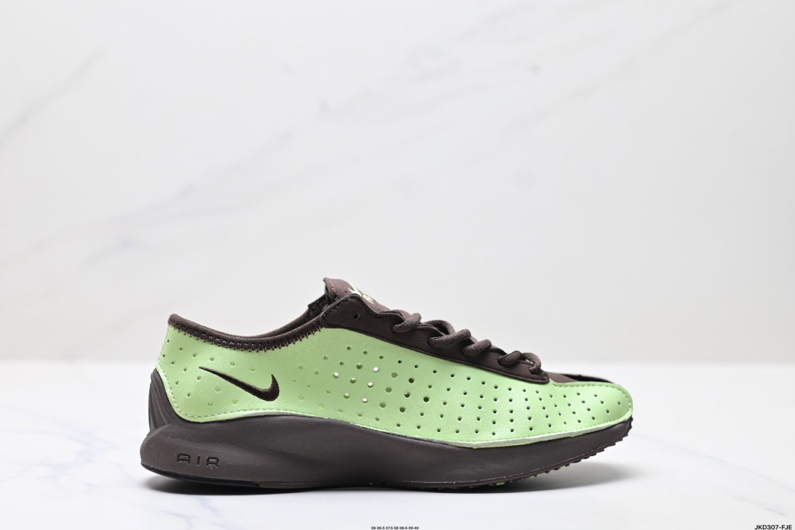 Nike Air Superfly（ナイキ エア スーパーフライ）2025 年ニューモデル クッション付き レトロシルバー ランニングシューズ レディース。