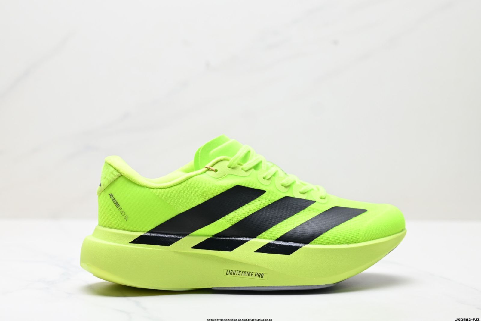 アディダス Adidas Adizero Evo SL は快適でマルチマッチ可能で、滑り止め・耐磨耗性に優れたロートップカジュアルランニングシューズ。
