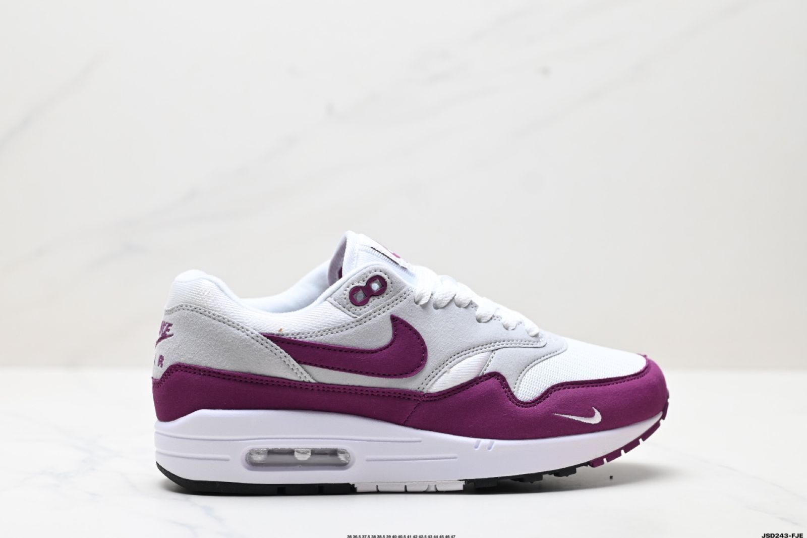 Nike Air Max 1（ナイキ エアマックス 1）、ナイキのエアクッション付き 衝撃吸収・耐磨耗性のスポーツシューズ。