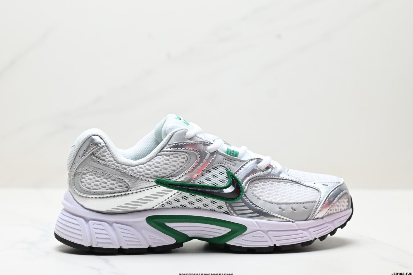 Nike V5 RNR、ナイキ 快適でユニバーサルな滑り止め性能があり、摩耗に強いロートップカジュアルシューズ。