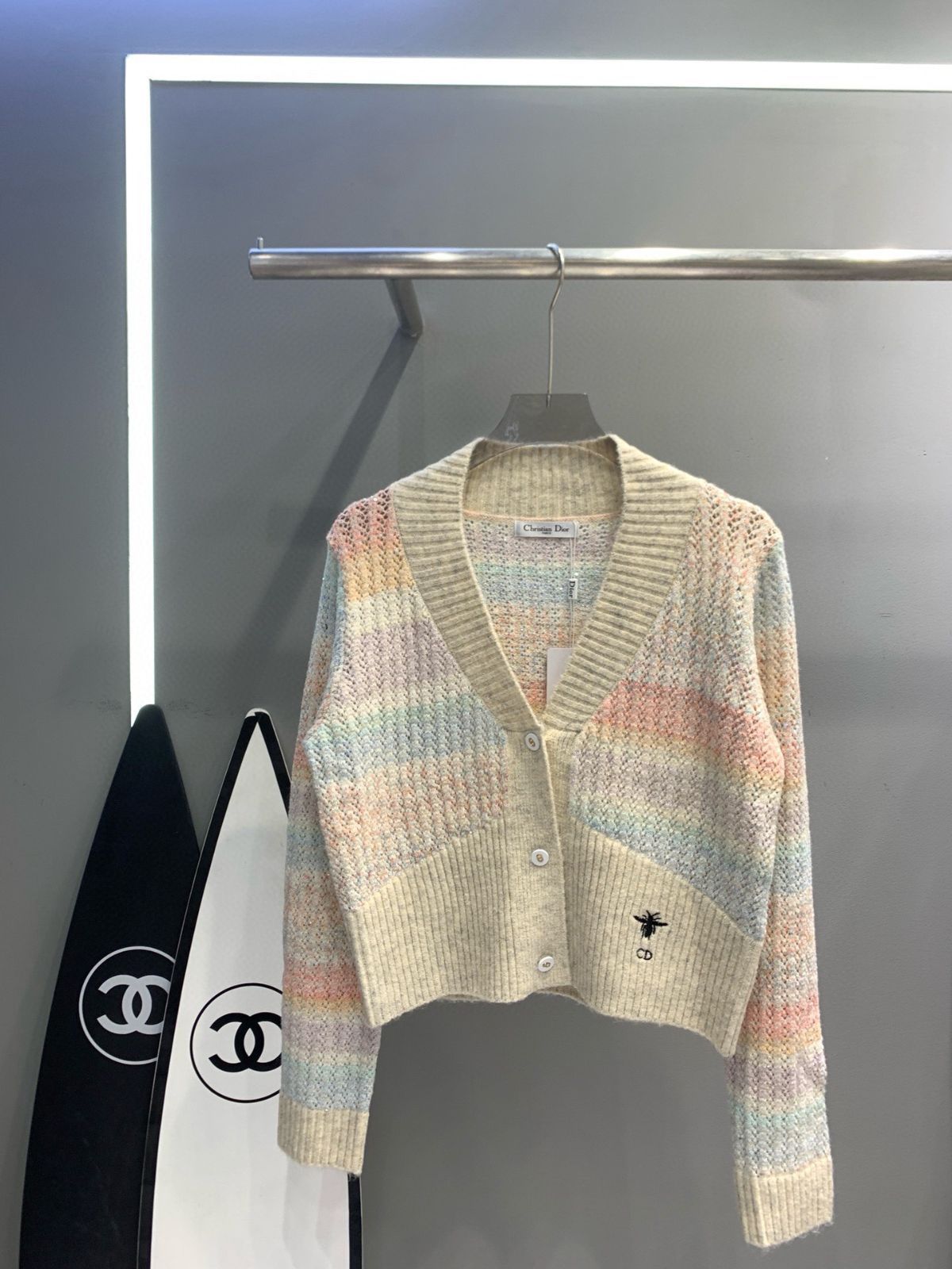【本日限定特価】Dior レディース Vネック カーディガン ビー刺繍 カラーヤーン フリーサイズ [本日特価|新品未使用品]