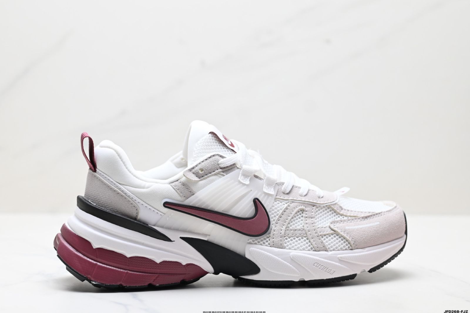 ナイキ NIKE V2K RUN ランニングシューズ レトロな雰囲気 メッシュ素材で通気性の良いスポーツシューズ