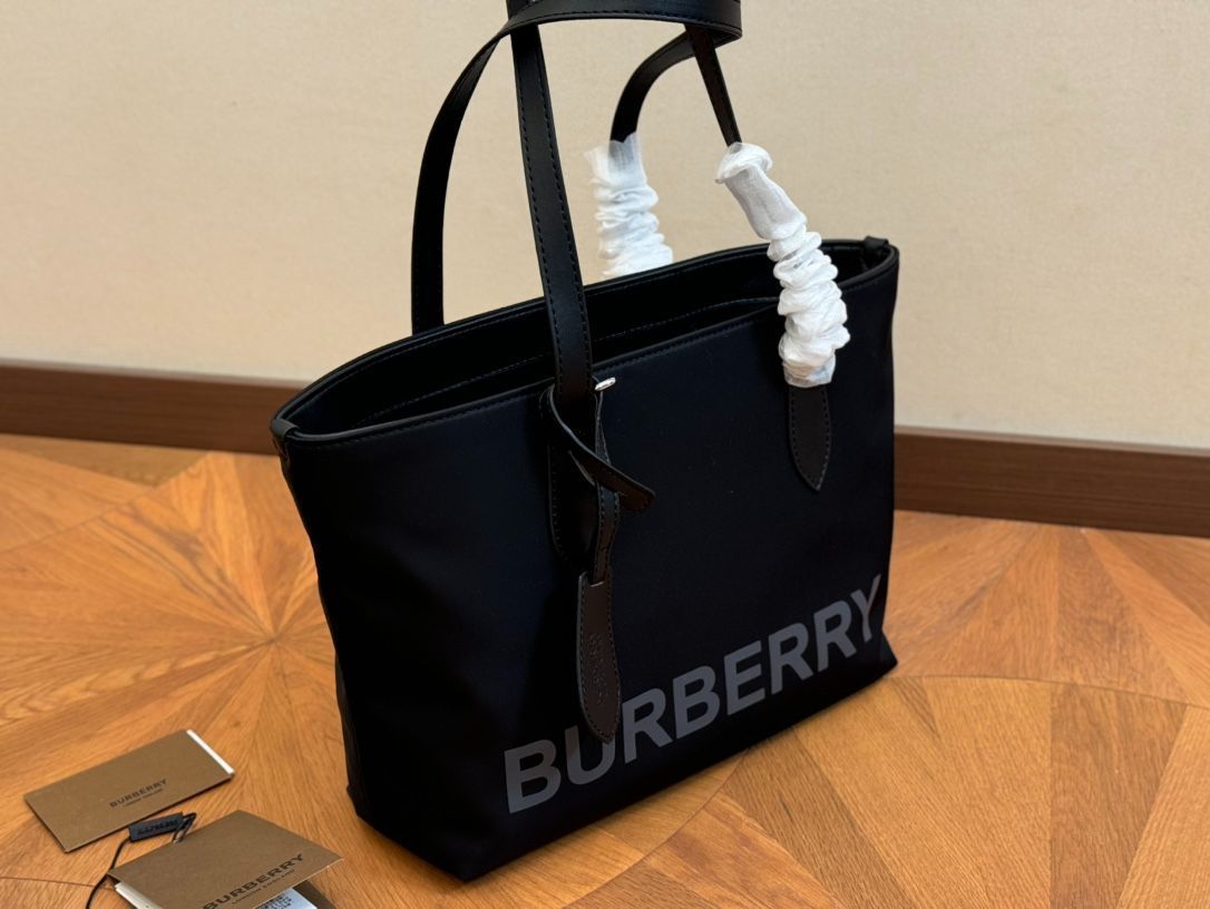 バーバリーのショッピングバッグショルダーバッグには、財布、キーバッグ、小銭入れ、ハンドバッグ、ポーチ、リュックサック、ショルダーバッグ、旅行バッグ、郵便配達バッグが含まれています