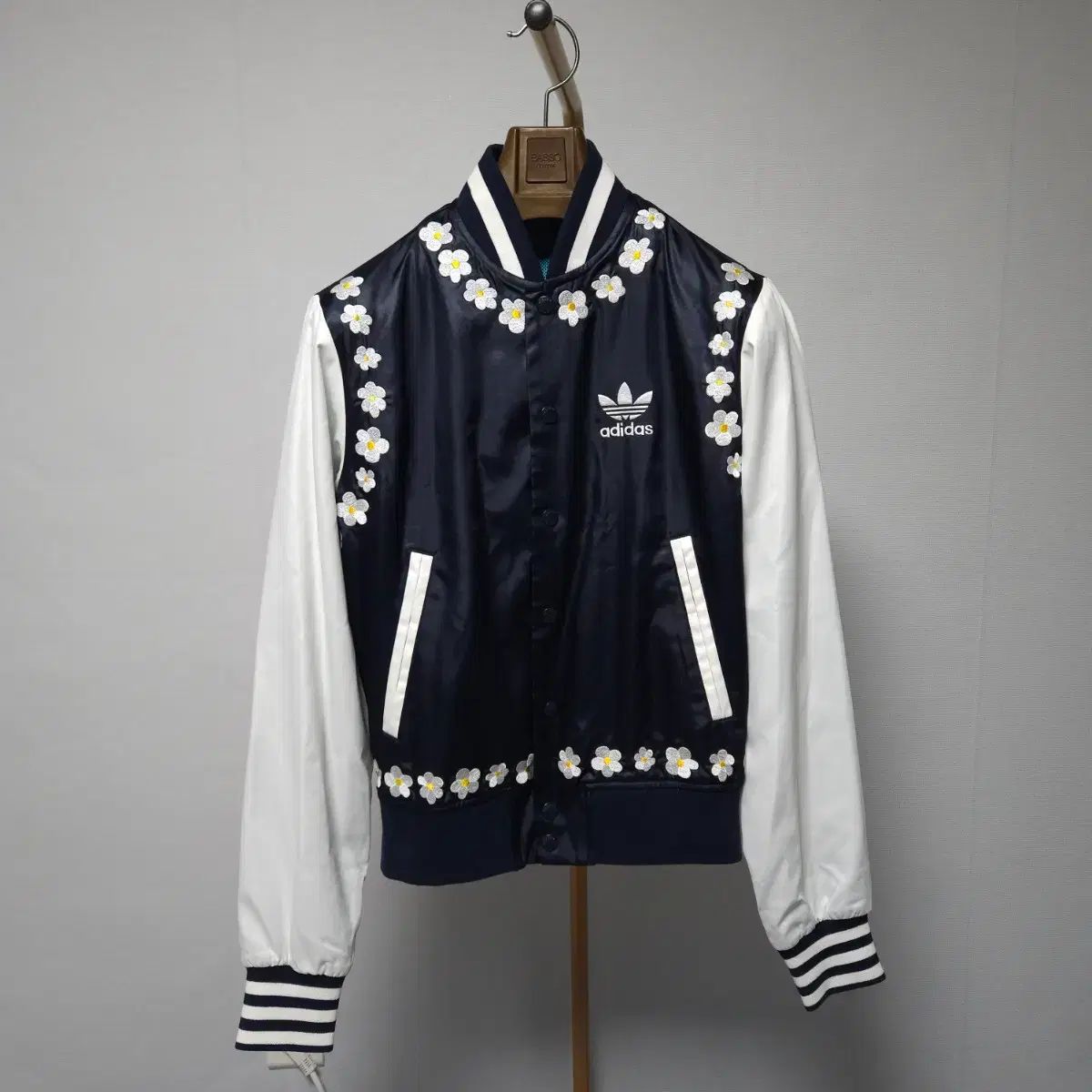 限定モデル adidas x ファレル ウィリアムス デイジー 刺繍 スタジャン ジャケット