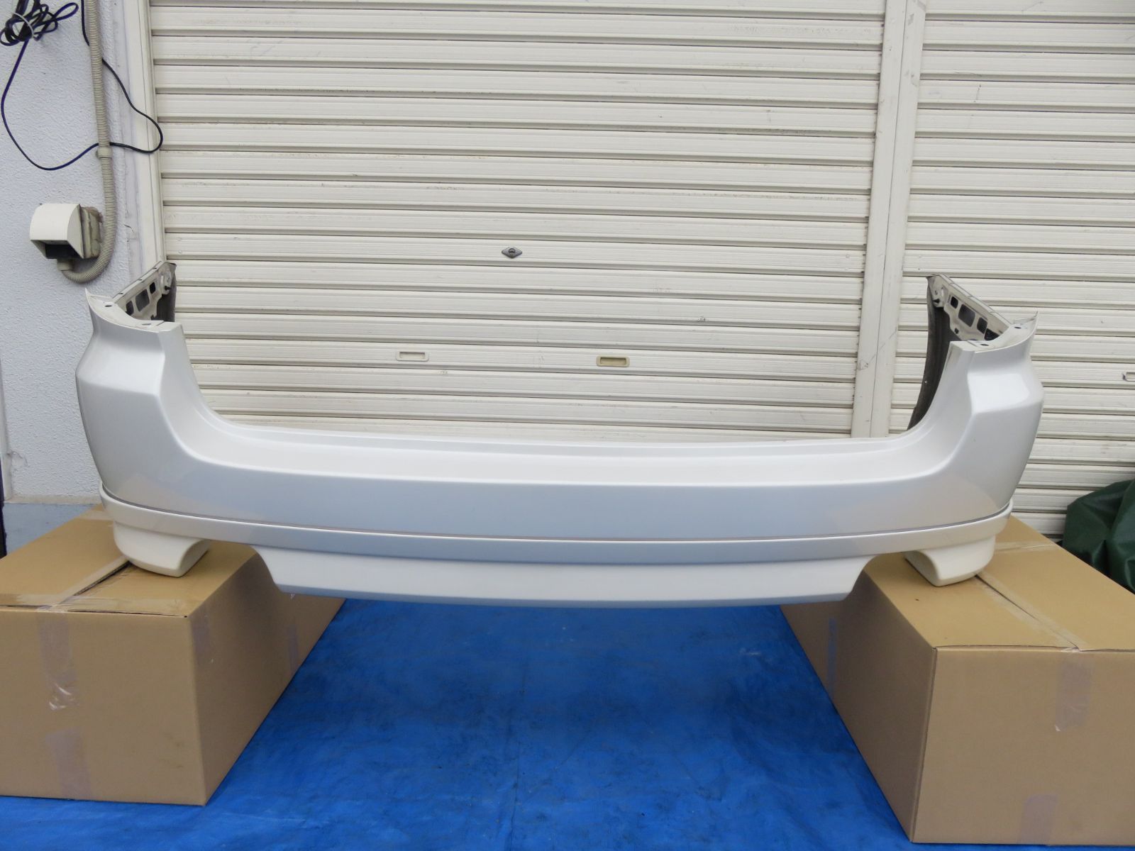 LK1434* レガシィ/ワゴン BP5/後期 リアバンパー スポイラー付 マフラー2本出し 37Jサテンホワイト /BPE　※傷少