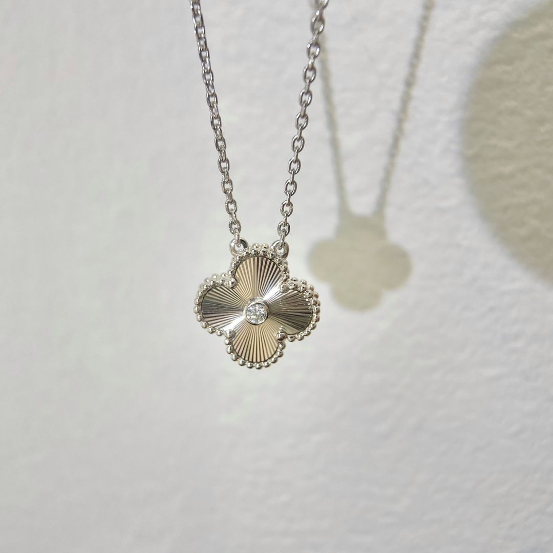 ヴィンテージ アルハンブラ ペンダント、ギヨシェ 、ヴァン クリーフ&アーペル Van Cleef & Arpels VCARP9XG00｜本日限定特価｜新品未使用