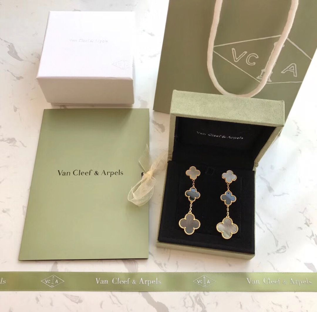 VCA Van Cleef & Arpels 三つの花のイヤリングと四つ葉のクローバーのイヤリング、天然白マザーオブパール、黒瑪瑙、グレーマザーオブパールを象嵌｜本日限定特価｜新品未使用-WTO輸入1