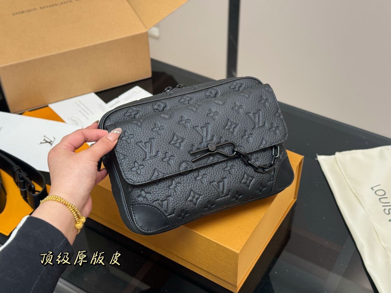 【今日特価】LOUIS VUITTON Voyager メンズ ポストマンバッグ-MM輸入1