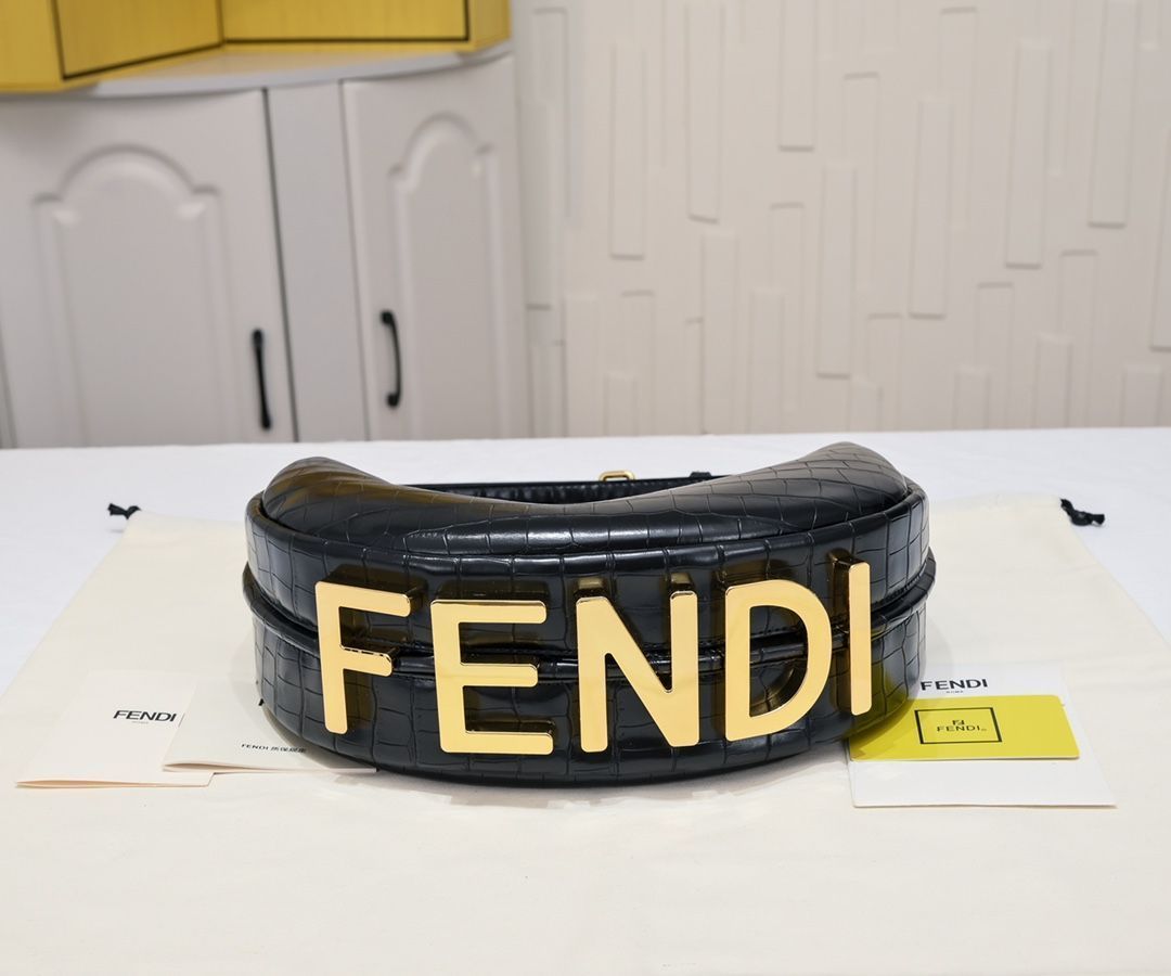 【本日限定特価】ワニ革調ムーン型アンダーアームバッグ FEND1風 おしゃれで大容量 シンプルデザイン 高級感ある羊筋皮革[本日特価|新品未使用品]