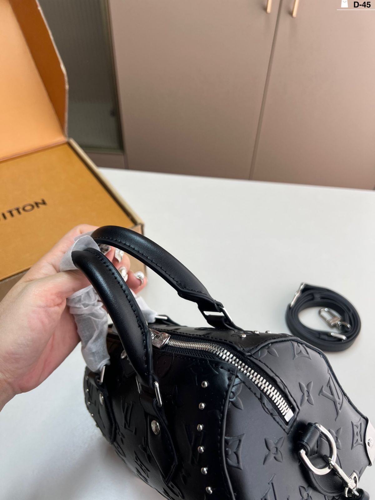 LV ピローバッグ クラシックなデザインでファッション性抜群！