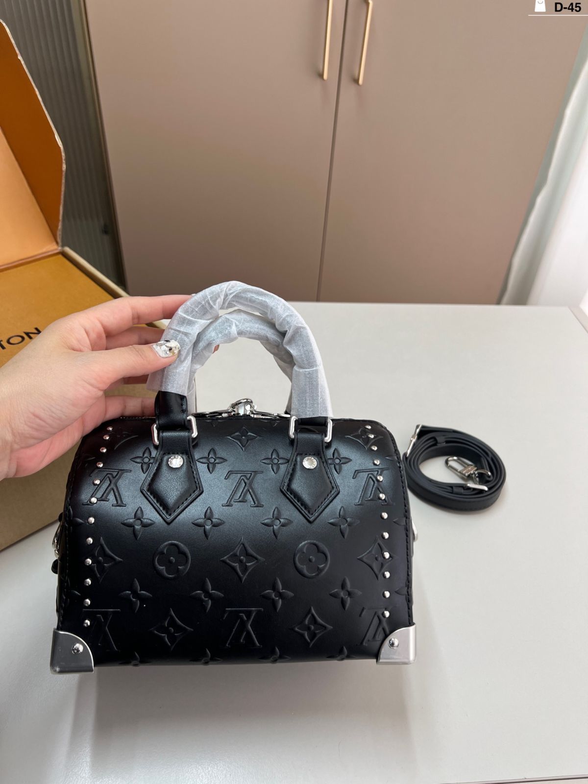 LV ピローバッグ クラシックなデザインでファッション性抜群！