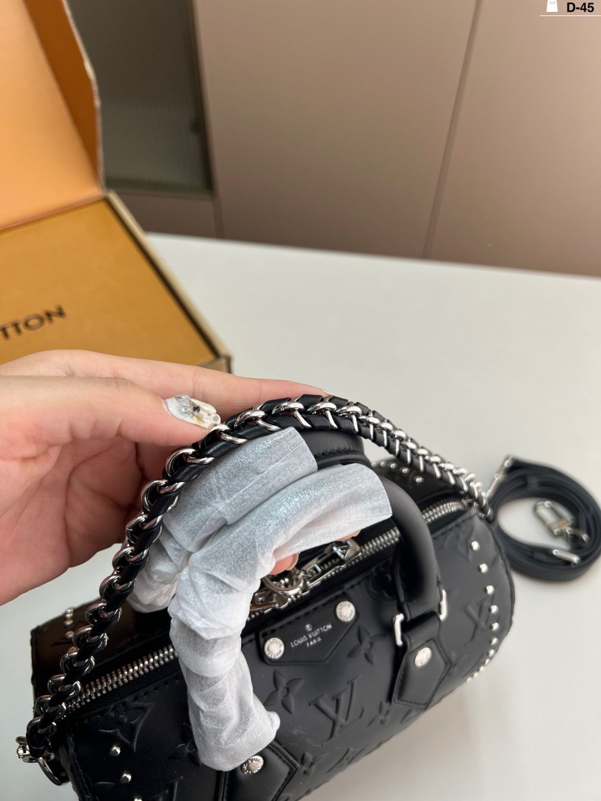 LV ピローバッグ クラシックなデザインでファッション性抜群！