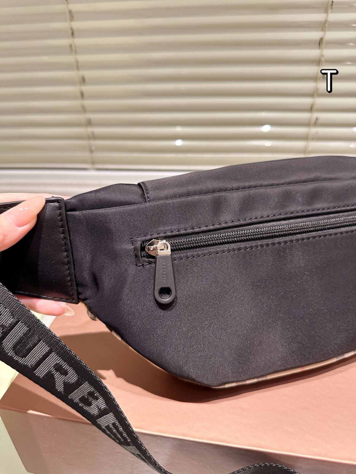 【今日特価】Burberry バストバッグ 28×16cm-WTO輸入