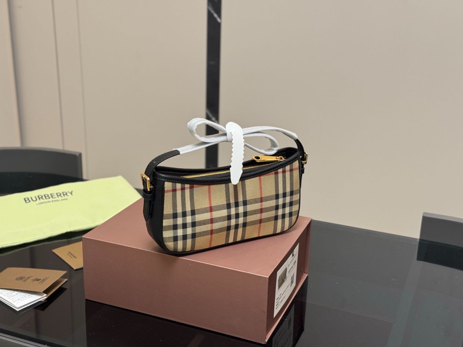 【今日特価】Burberry ヴィンテージ アームポーチ-WTO輸入2