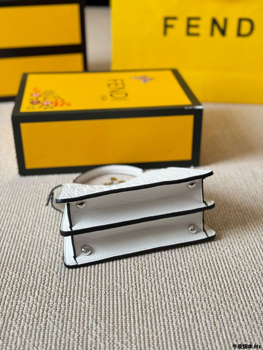 【今日特価】Fendi フェンディ ホワイト クオイオ ロマーノ ハンドバッグ 19-WTO輸入2