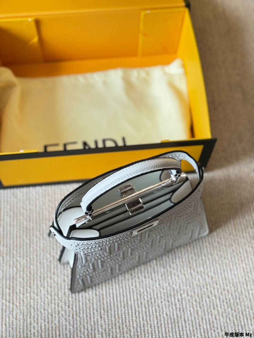 【今日特価】Fendi フェンディ ホワイト クオイオ ロマーノ ハンドバッグ 19-WTO輸入2