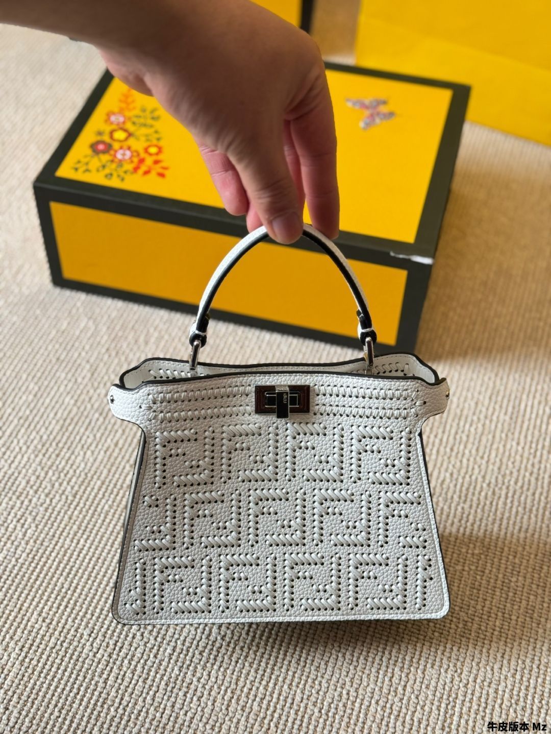 【今日特価】Fendi フェンディ ホワイト クオイオ ロマーノ ハンドバッグ 19-WTO輸入2