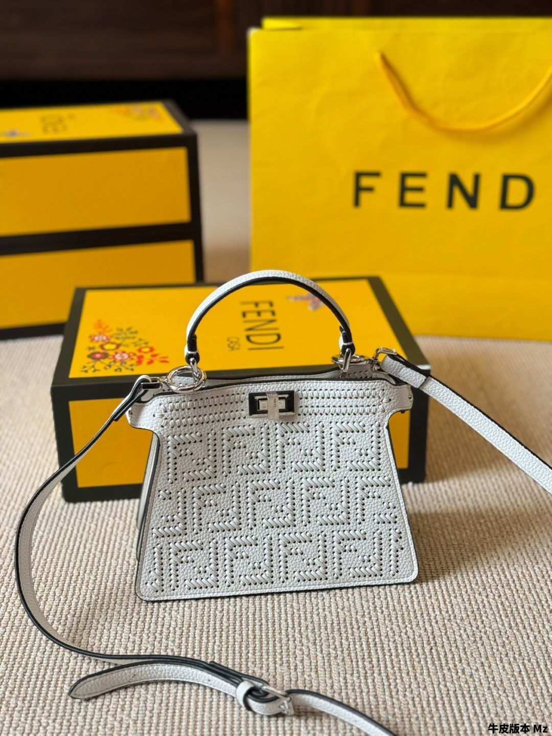 【今日特価】Fendi フェンディ ホワイト クオイオ ロマーノ ハンドバッグ 19-WTO輸入2
