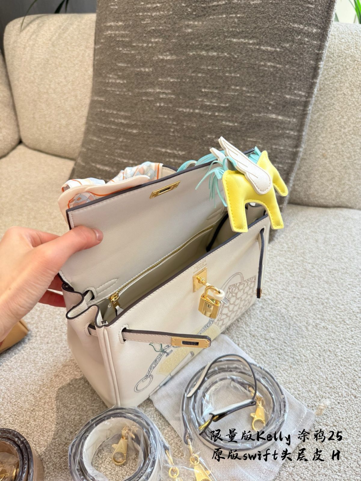 【今日特価】Hermes Kelly25 Cream White Graffiti Limited Inandout - エルメス ケリー 25 クリームホワイト グラフィティ リミテッド インアンダウト-WTO輸入2
