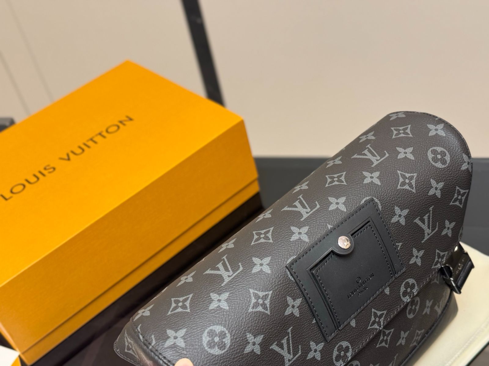 【今日特価】Louis Vuitton Men's Voyager Messenger Bag・ルイ・ヴィトン メンズ ヴォイアージャー メッセンジャーバッグ-WTO輸入3
