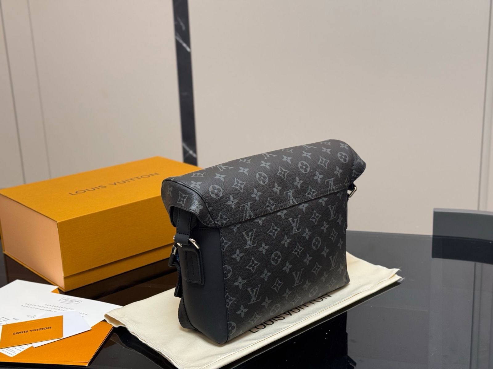 【今日特価】Louis Vuitton Men's Voyager Messenger Bag・ルイ・ヴィトン メンズ ヴォイアージャー メッセンジャーバッグ-WTO輸入3