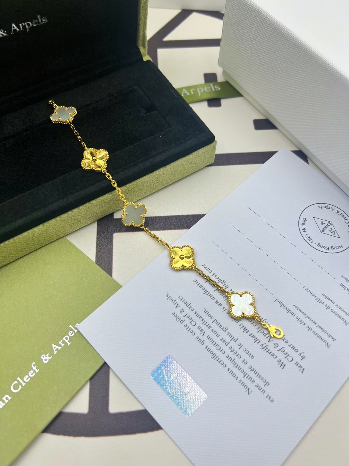 [Van Cleef & Arpels] ヴァン クリーフ＆アーペル 四つ葉のクローバー ホワイト マザーオブパール レーザー ネックレス｜本日限定特価｜新品未使用-WTO輸入1