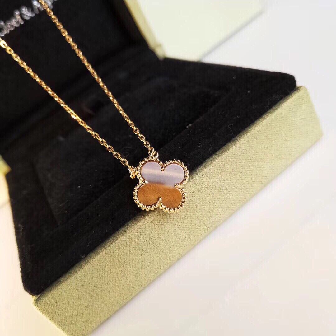 Van Cleef & Arpels ヴァン クリーフ&アーペルのクラシック ミディアム 四つ葉のクローバー ネックレス、限定版タイガーアイ ストーン|本日限定特価|新品未使用 Van Cleef & Arpels ヴァン クリーフ&アーペルのクラシック ミディアム 四つ葉のクローバー ネックレス、限定版タイガーアイ ストーン|本日限定特価|新品未使用