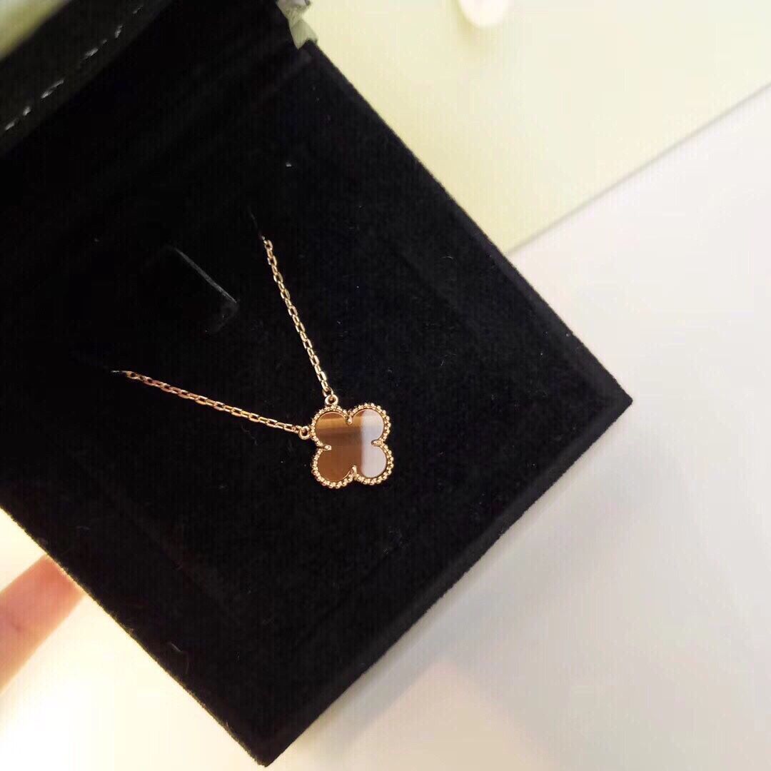 Van Cleef & Arpels ヴァン クリーフ&アーペルのクラシック ミディアム 四つ葉のクローバー ネックレス、限定版タイガーアイ ストーン|本日限定特価|新品未使用 Van Cleef & Arpels ヴァン クリーフ&アーペルのクラシック ミディアム 四つ葉のクローバー ネックレス、限定版タイガーアイ ストーン|本日限定特価|新品未使用