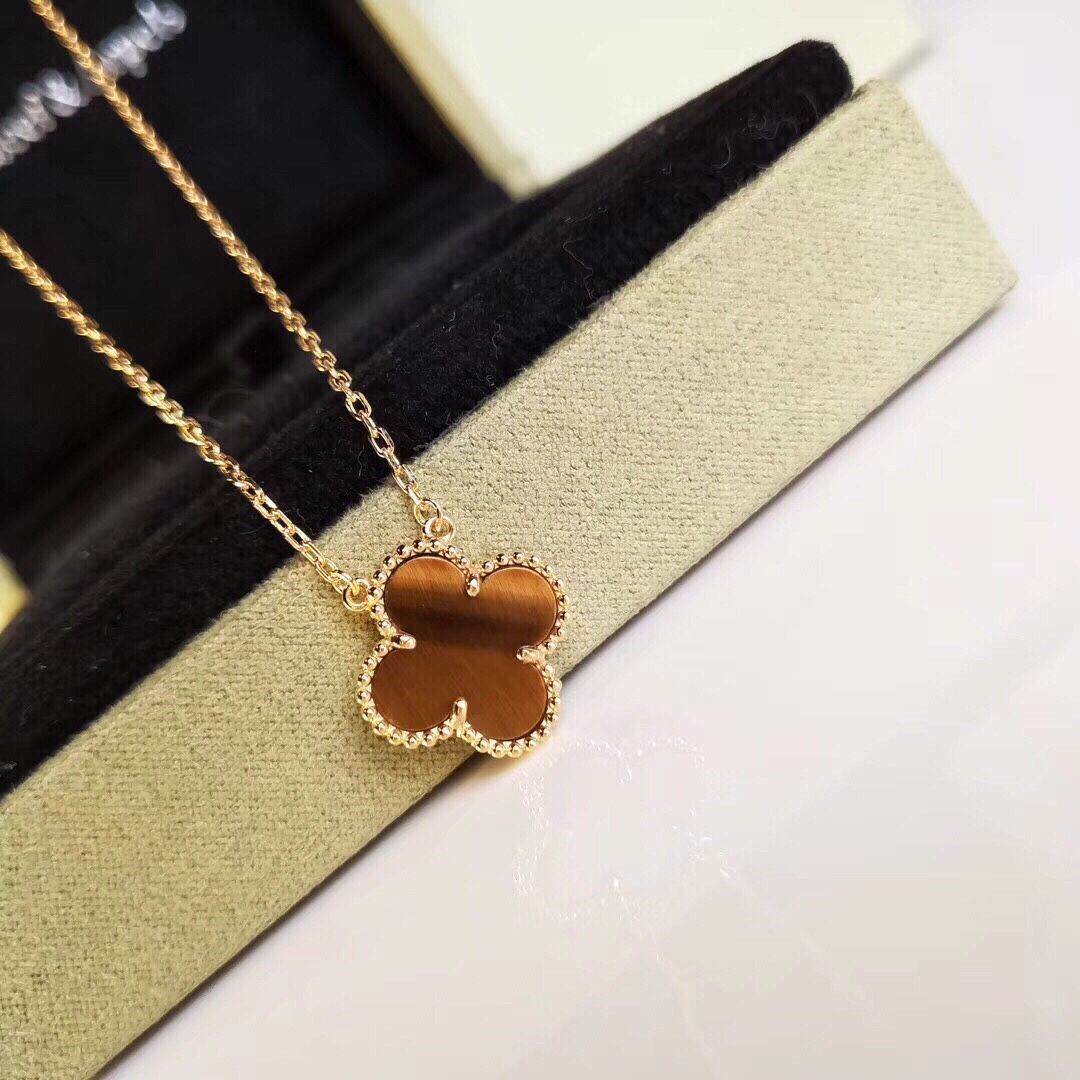 Van Cleef & Arpels ヴァン クリーフ&アーペルのクラシック ミディアム 四つ葉のクローバー ネックレス、限定版タイガーアイ ストーン|本日限定特価|新品未使用 Van Cleef & Arpels ヴァン クリーフ&アーペルのクラシック ミディアム 四つ葉のクローバー ネックレス、限定版タイガーアイ ストーン|本日限定特価|新品未使用