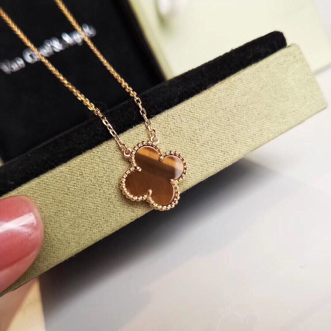Van Cleef & Arpels ヴァン クリーフ&アーペルのクラシック ミディアム 四つ葉のクローバー ネックレス、限定版タイガーアイ ストーン|本日限定特価|新品未使用 Van Cleef & Arpels ヴァン クリーフ&アーペルのクラシック ミディアム 四つ葉のクローバー ネックレス、限定版タイガーアイ ストーン|本日限定特価|新品未使用
