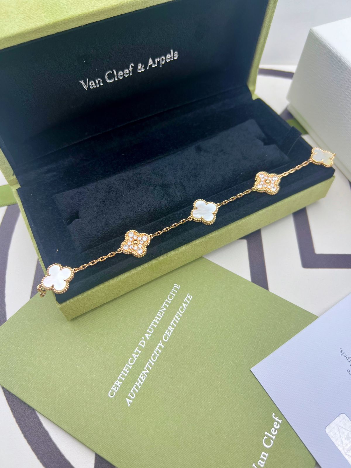 [Van Cleef & Arpels] ヴァン クリーフ＆アーペル ダイヤモンド付き四つ葉のクローバー ホワイト マザー オブ パール ブレスレット｜本日限定特価｜新品未使用