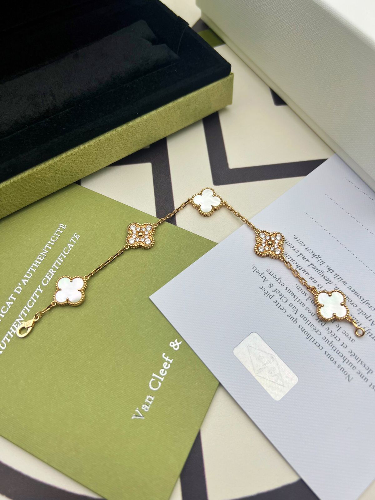 [Van Cleef & Arpels] ヴァン クリーフ＆アーペル ダイヤモンド付き四つ葉のクローバー ホワイト マザー オブ パール ブレスレット｜本日限定特価｜新品未使用