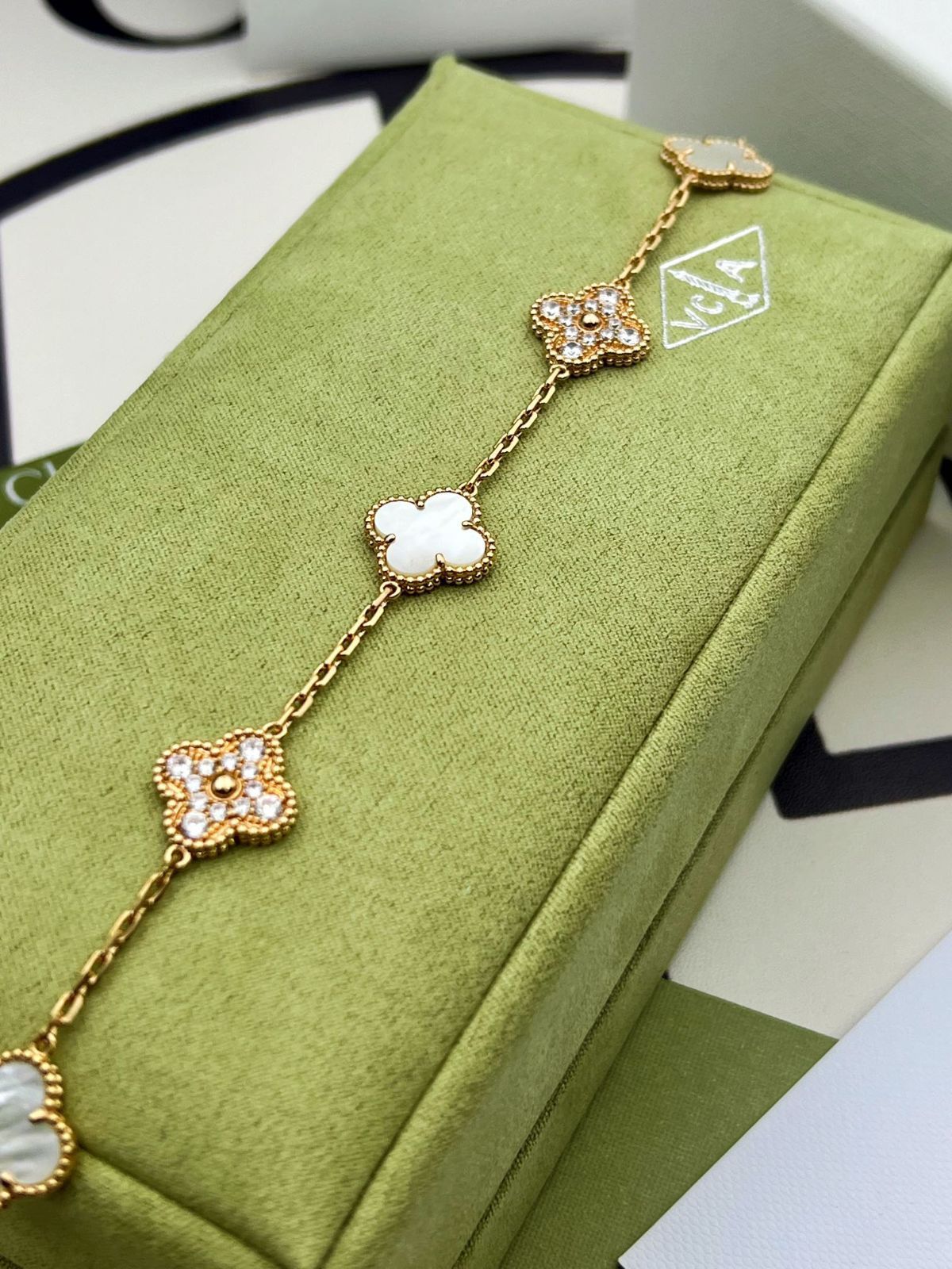 [Van Cleef & Arpels] ヴァン クリーフ＆アーペル ダイヤモンド付き四つ葉のクローバー ホワイト マザー オブ パール ブレスレット｜本日限定特価｜新品未使用