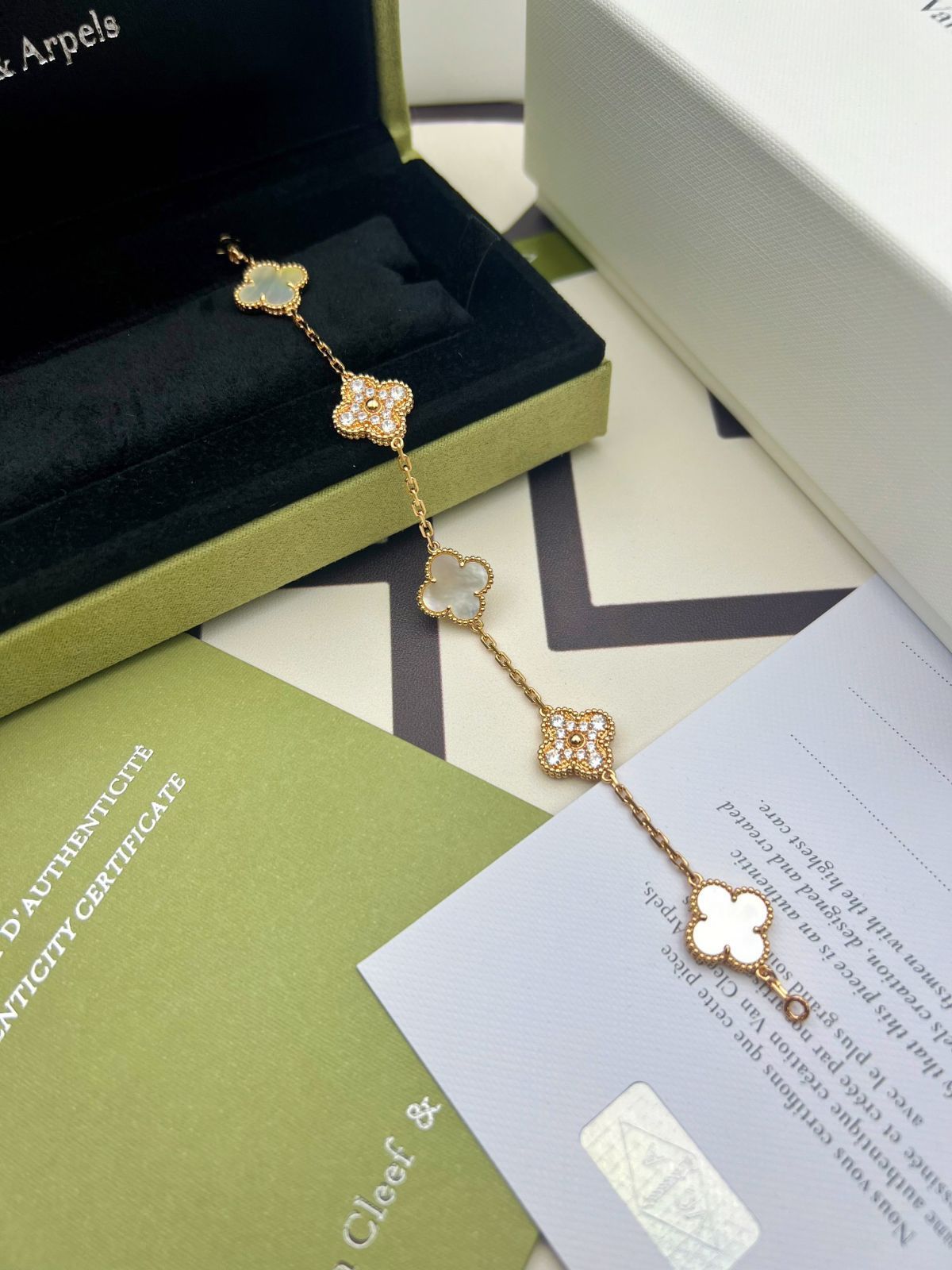 [Van Cleef & Arpels] ヴァン クリーフ＆アーペル ダイヤモンド付き四つ葉のクローバー ホワイト マザー オブ パール ブレスレット｜本日限定特価｜新品未使用