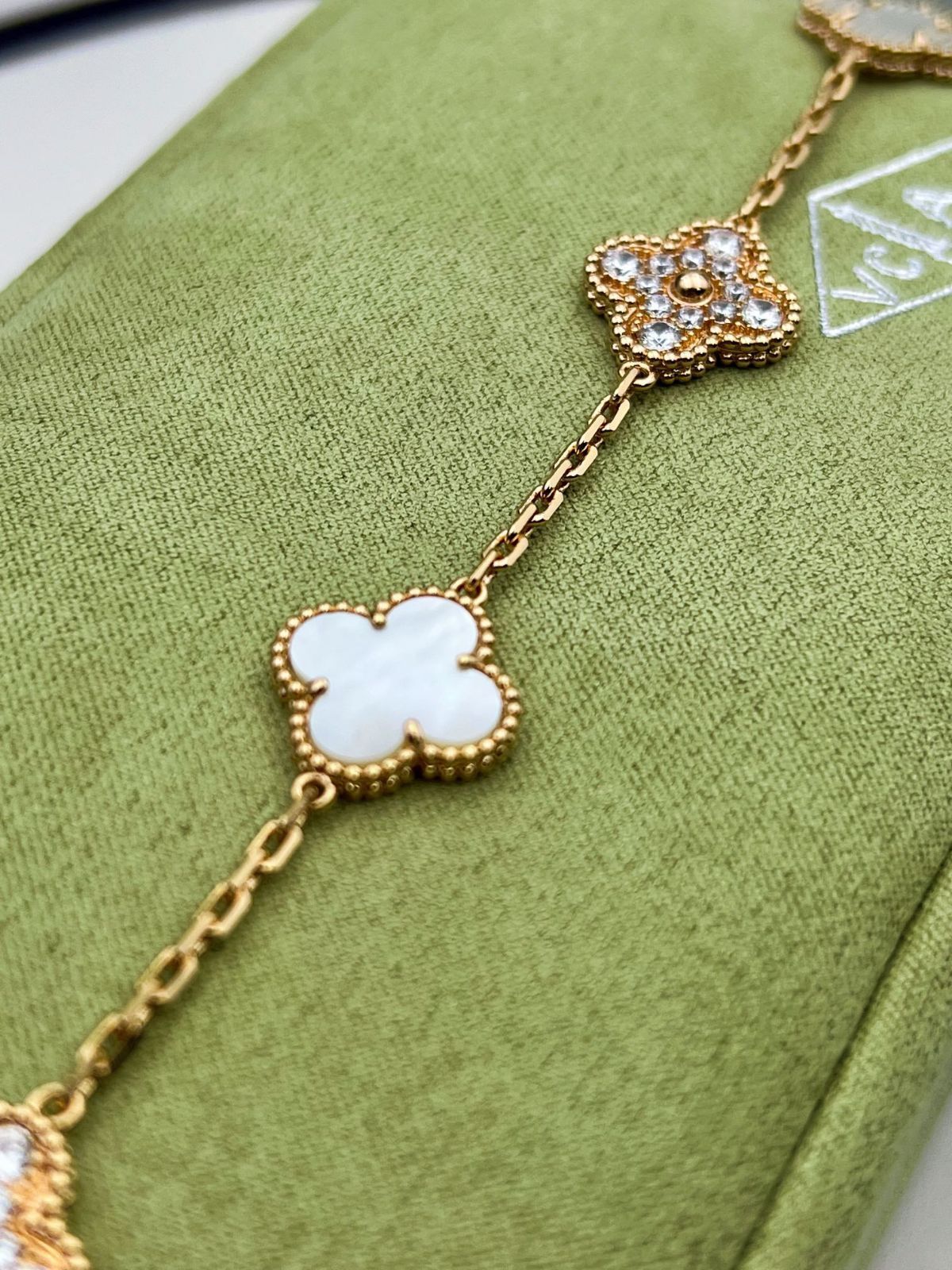 [Van Cleef & Arpels] ヴァン クリーフ＆アーペル ダイヤモンド付き四つ葉のクローバー ホワイト マザー オブ パール ブレスレット｜本日限定特価｜新品未使用