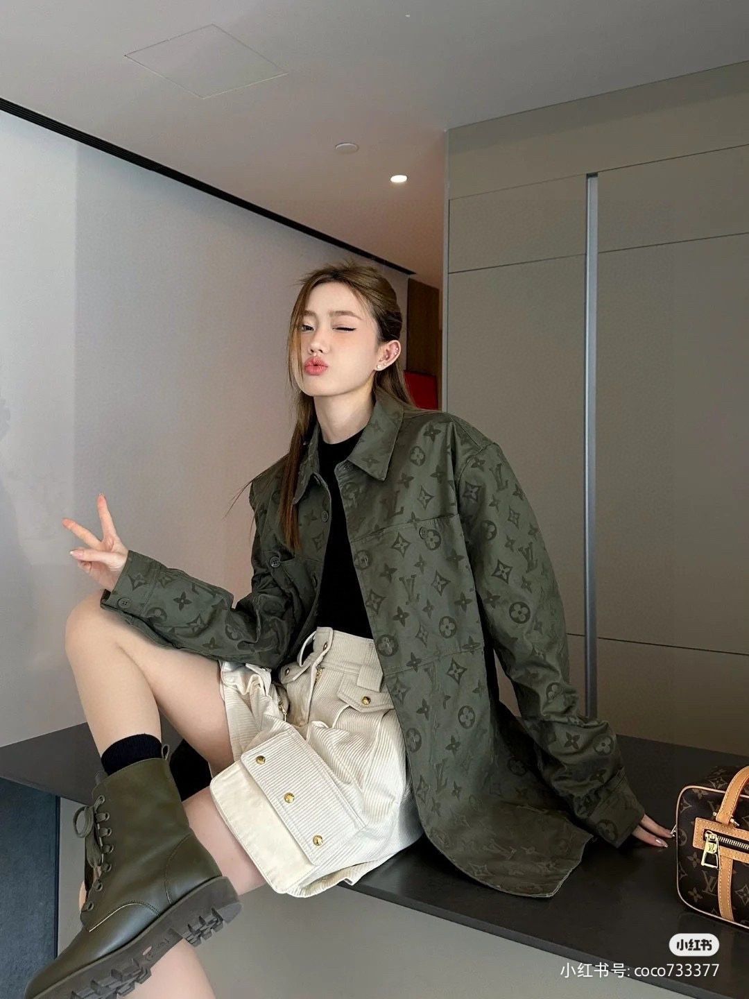 春のおすすめ商品 ルイ・ヴィトン（Louis Vuitton） フロッキングプレス加工されたアルファベットと陰模様の綿質シャツタイプのキャンバスワークウエアジャケット