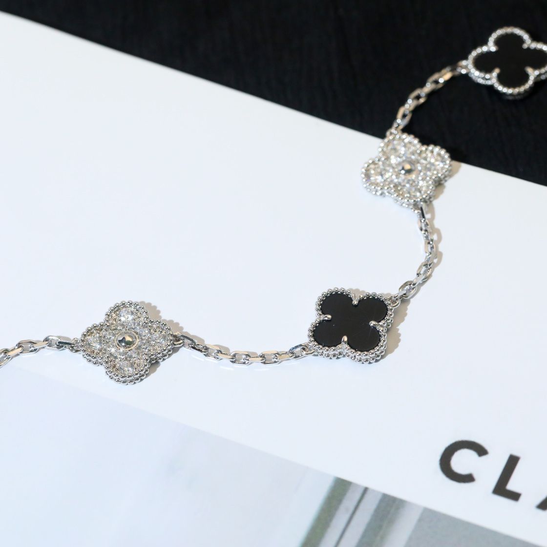 新作Van Cleef&Arpelsヴィンテージ アルハンブラ ブレスレット、5モチーフVCARP2R900 ｜本日限定特価｜新品未使用