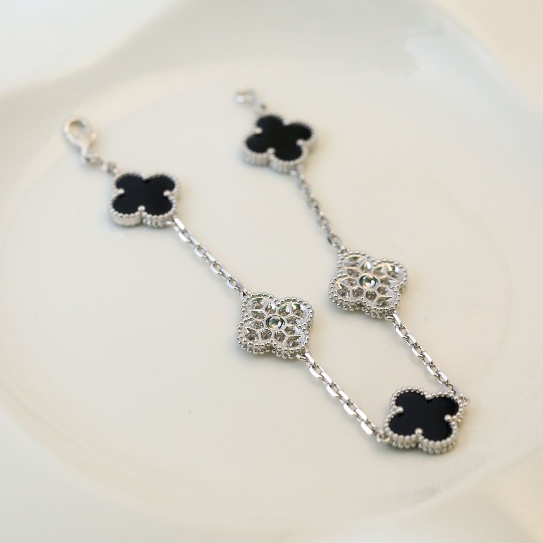新作Van Cleef&Arpelsヴィンテージ アルハンブラ ブレスレット、5モチーフVCARP2R900 ｜本日限定特価｜新品未使用