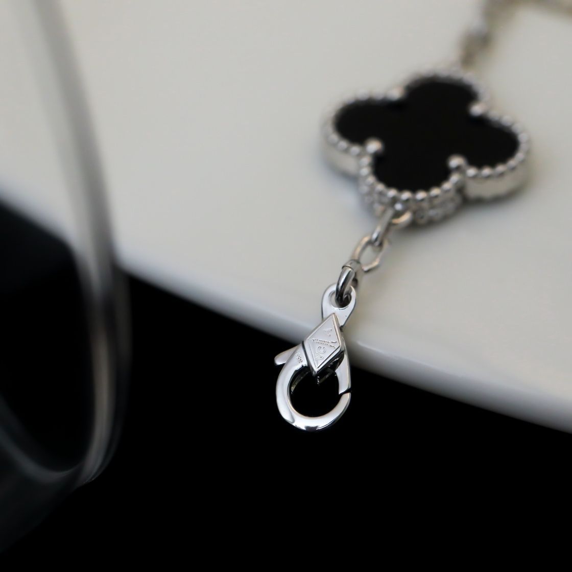 新作Van Cleef&Arpelsヴィンテージ アルハンブラ ブレスレット、5モチーフVCARP2R900 ｜本日限定特価｜新品未使用