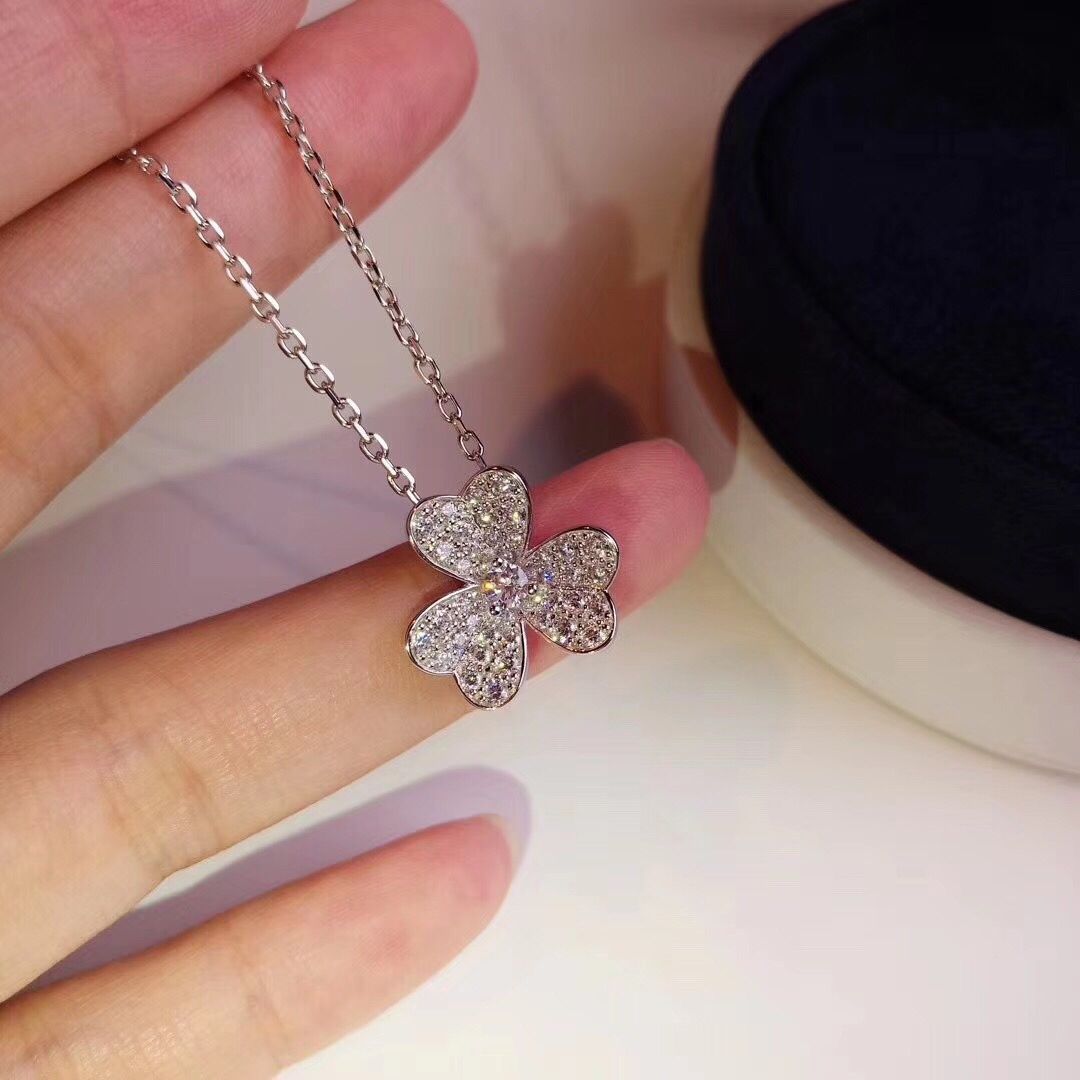 Van Cleef & Arpels ヴァン クリーフ&アーペル VCA フリヴォル シリーズ ダイヤモンドいっぱいの四つ葉のクローバーと3つの花 ネックレス スイートフラワー|本日限定特価|新品未使用 Van Cleef & Arpels ヴァン クリーフ&アーペル VCA フリヴォル シリーズ ダイヤモンドいっぱいの四つ葉のクローバーと3つの花 ネックレス スイートフラワー|本日限定特価|新品未使用
