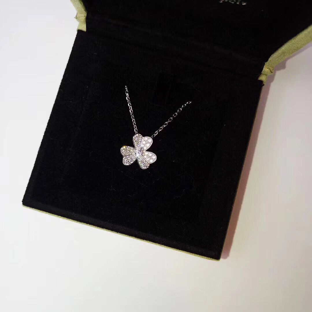 Van Cleef & Arpels ヴァン クリーフ&アーペル VCA フリヴォル シリーズ ダイヤモンドいっぱいの四つ葉のクローバーと3つの花 ネックレス スイートフラワー|本日限定特価|新品未使用 Van Cleef & Arpels ヴァン クリーフ&アーペル VCA フリヴォル シリーズ ダイヤモンドいっぱいの四つ葉のクローバーと3つの花 ネックレス スイートフラワー|本日限定特価|新品未使用