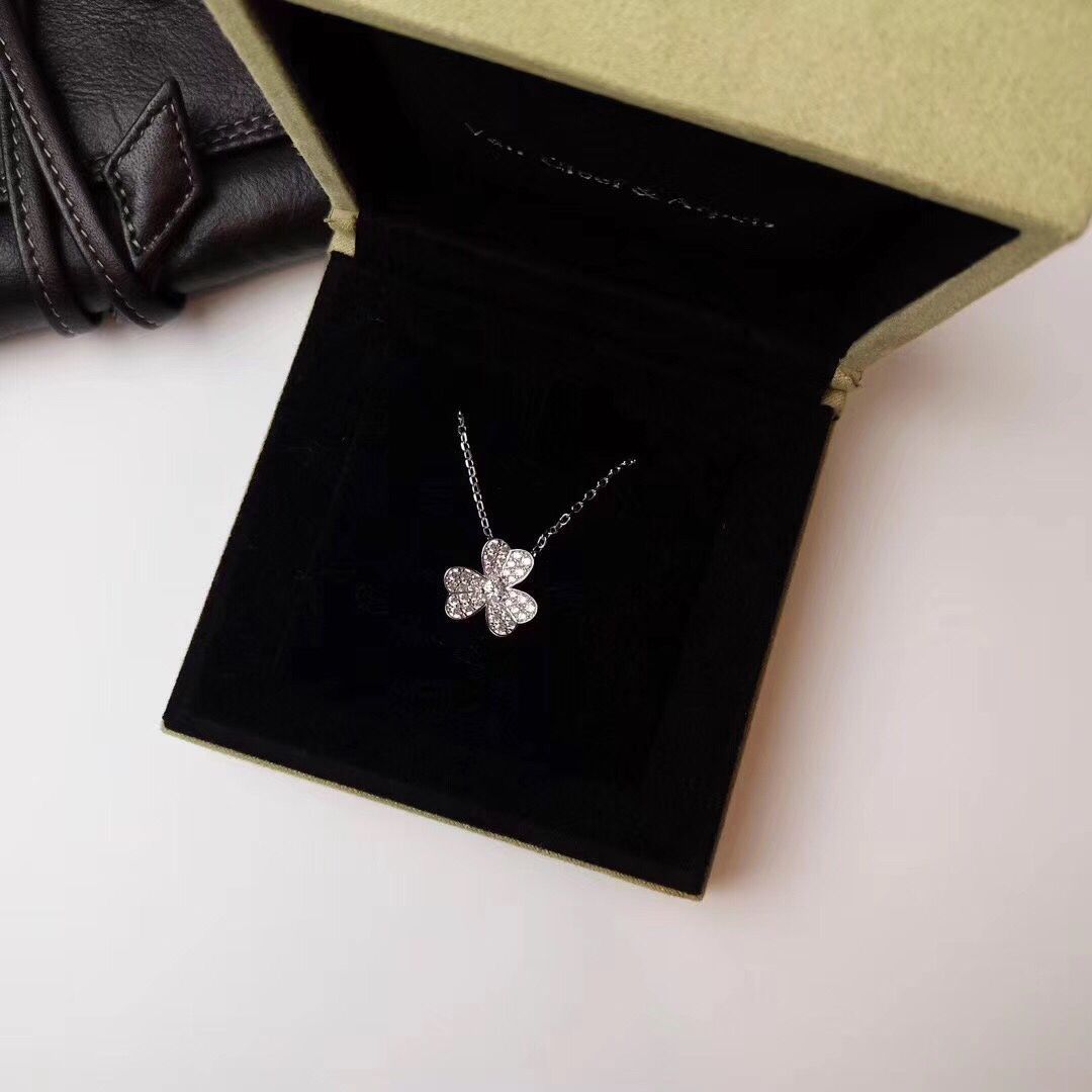 Van Cleef & Arpels ヴァン クリーフ&アーペル VCA フリヴォル シリーズ ダイヤモンドいっぱいの四つ葉のクローバーと3つの花 ネックレス スイートフラワー|本日限定特価|新品未使用 Van Cleef & Arpels ヴァン クリーフ&アーペル VCA フリヴォル シリーズ ダイヤモンドいっぱいの四つ葉のクローバーと3つの花 ネックレス スイートフラワー|本日限定特価|新品未使用